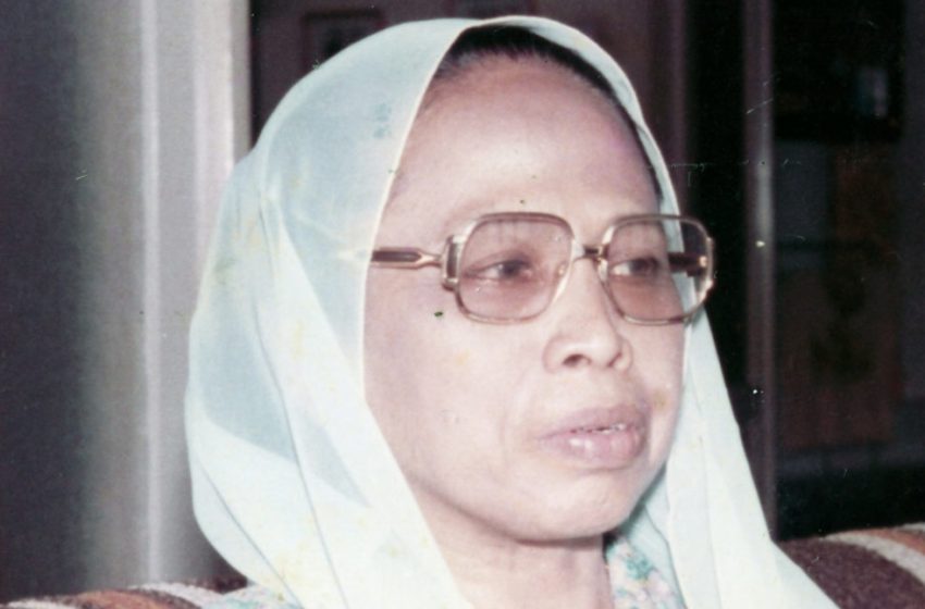  Siti Baroroh Baried, Profesor Perempuan Pertama di Indonesia