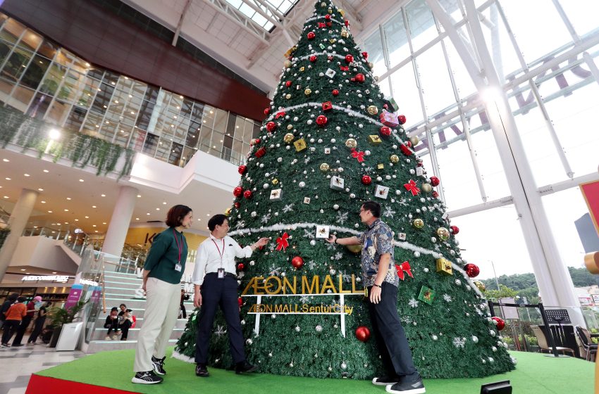  Pohon Natal Tertinggi di Bogor Menghiasi AEON Mall Sentul City