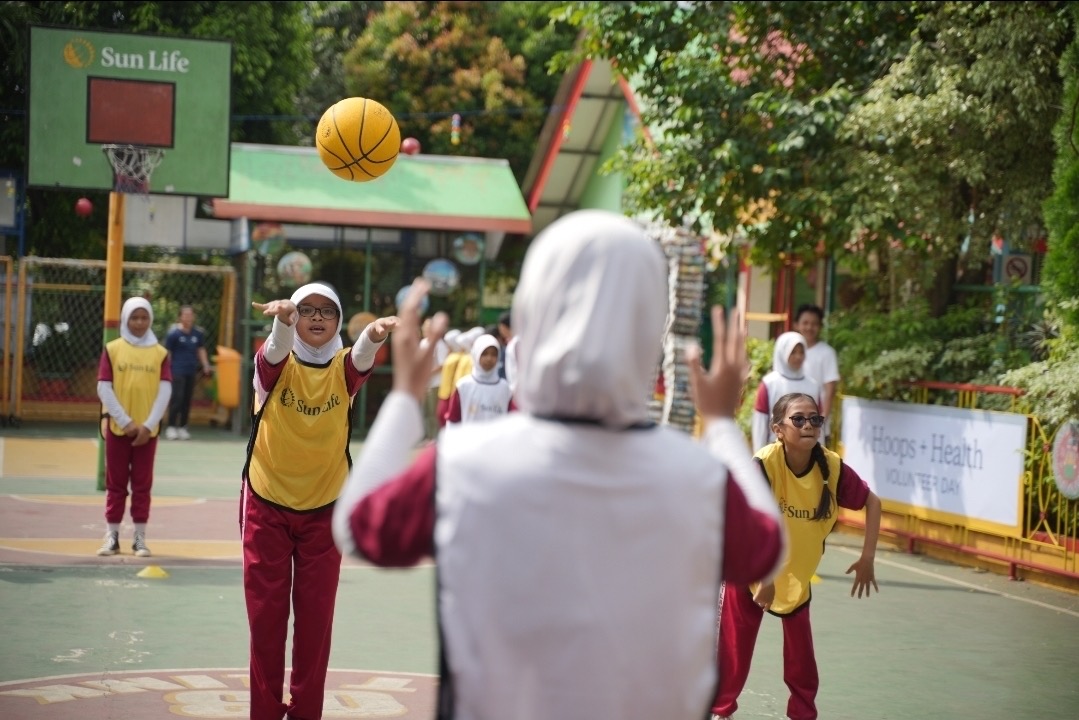 Sun Life Indonesia Hadirkan Energi Positif Lewat Olahraga Basket dan Edukasi Gizi di Sekolah