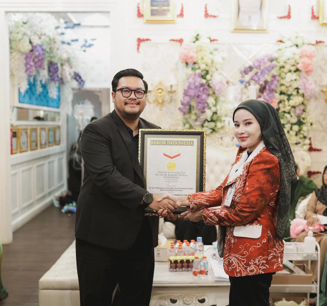  Terapi Sel Generatif Gratis Terbanyak, Widya Esthetic Clinic Raih 2 Rekor MURI